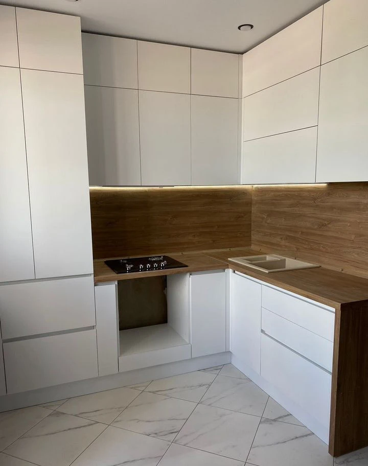 Кухни \ Кухня на заказ\Кухня под потолок, угловая